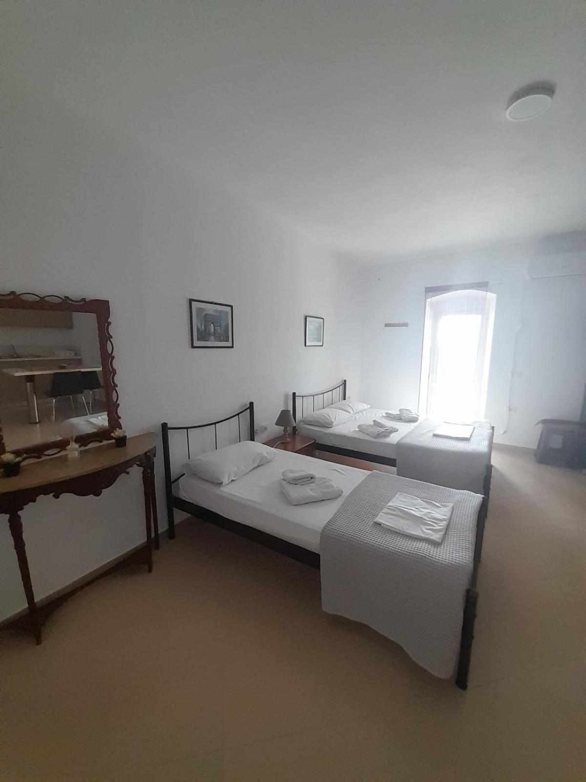 Sofia'S Rooms Himare Esterno foto